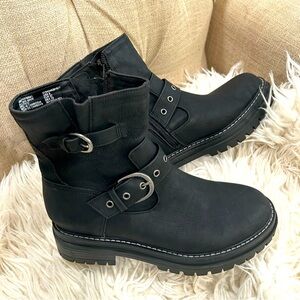 Time and Tru Black Boots, size 6 (B01)